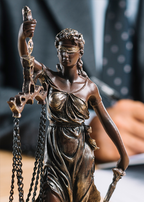 estatua de la justicia con balanza