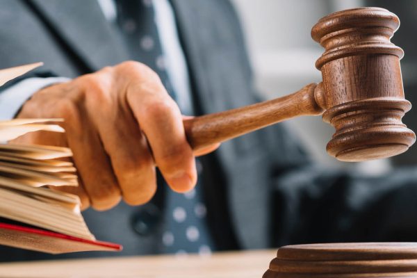 juez golpeando mazo en tribunal